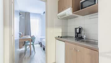 Estudio, 2 camas individuales | Cocina privada | Frigorífico, microondas, placa de cocina y lavavajillas