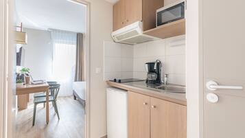 Studio, 1 Double Bed | Private kitchen | Fridge, microwave, stovetop, dishwasher
