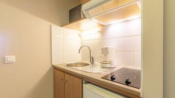 Kjøleskap, mikrobølgeovn, kokeplater og oppvaskmaskin