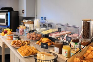 Breakfast buffet - Appart'City Confort Strasbourg Centre (Strasbourg)