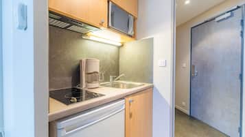 Studio, 2 Twin Beds | Private kitchen | Fridge, microwave, stovetop, coffee/tea maker