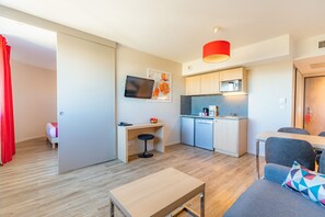 Apartamento, 1 habitación | Zona de estar | Una televisión de pantalla plana
