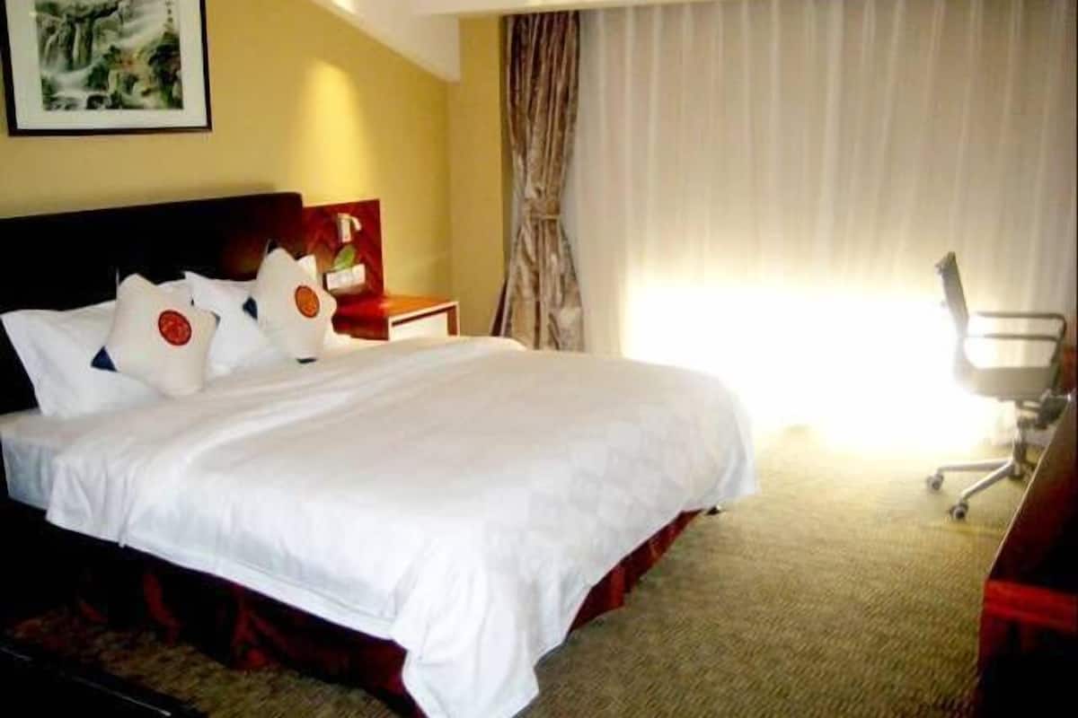 Minibar, in-room safe, desk, blackout curtains