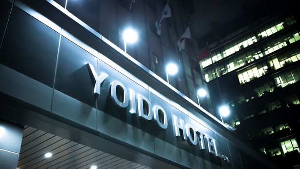 A building with the sign "YOIDO HOTEL" illuminated at night. - Yoido Hotel (Seoul)