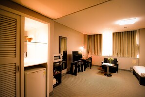 Free minibar, in-room safe, desk, blackout curtains - Yoido Hotel (Seoul)