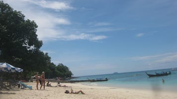 Trên bãi biển, lặn với ống thở