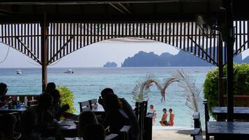 Phục vụ bữa sáng, bữa trưa, bữa tối, nhìn ra bãi biển