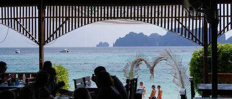 Frühstück, Mittagessen, Abendessen, Blick auf den Strand