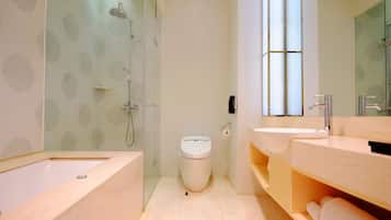 Un baño moderno con bañera, inodoro y lavabo.