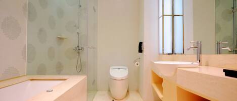 Un baño moderno con bañera, inodoro y lavabo.
