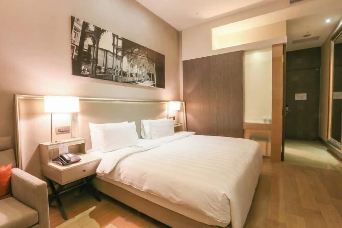 1 sovrum, sängtillbehör av högsta kvalitet och duntäcken