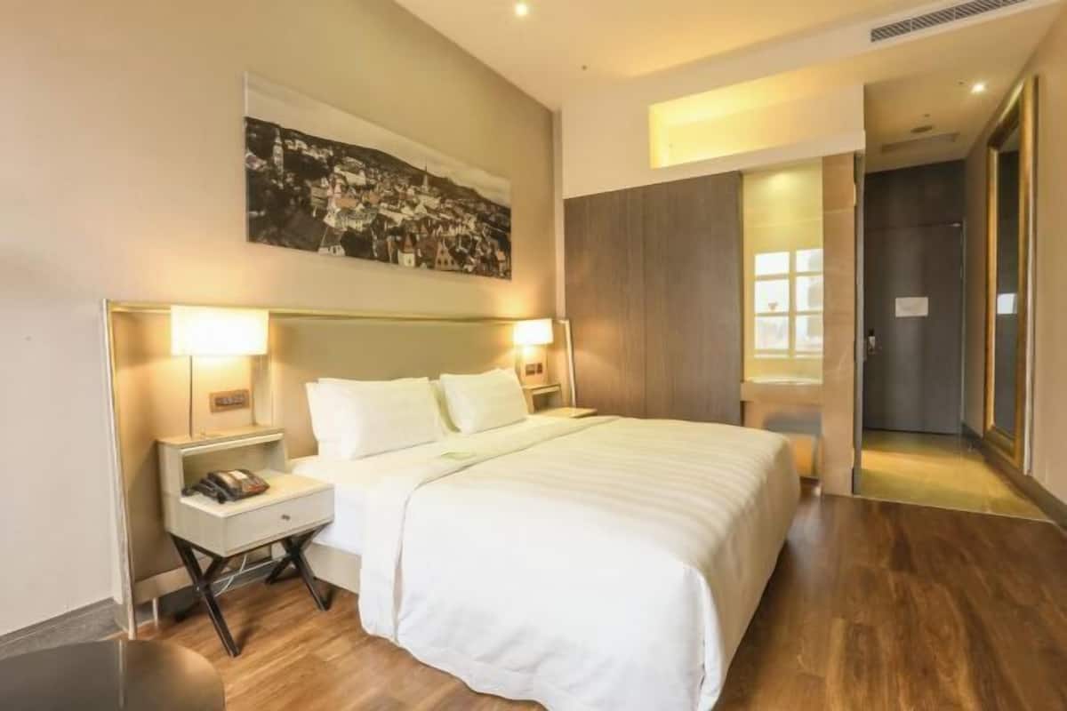 1 sovrum, sängtillbehör av högsta kvalitet och duntäcken