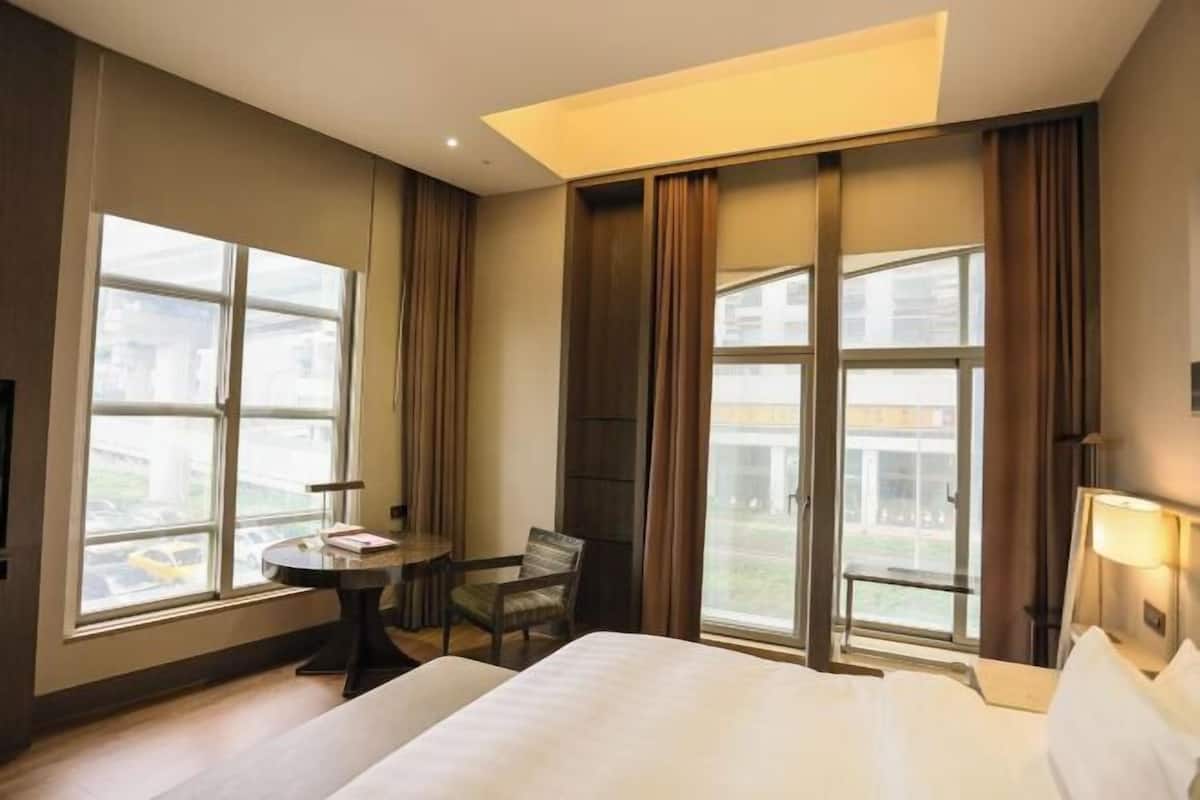 1 sovrum, sängtillbehör av högsta kvalitet och duntäcken