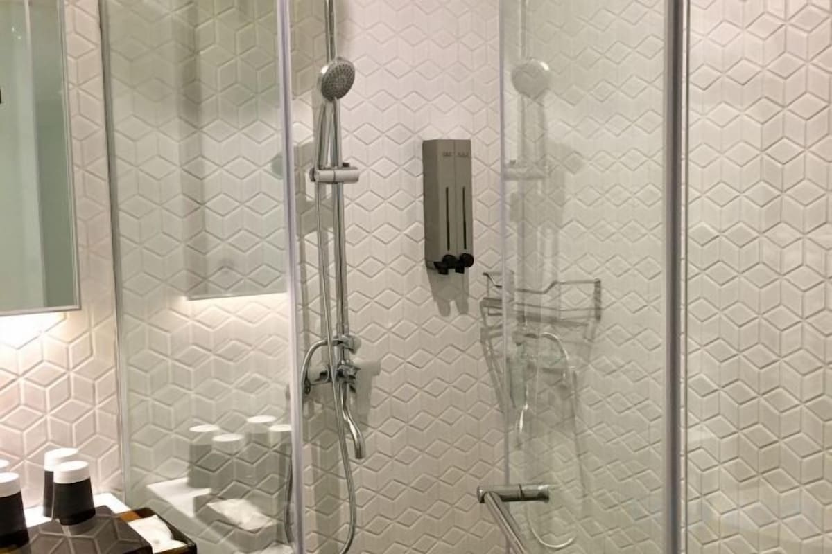 Badkamer | Gratis toiletartikelen, een haardroger, badjassen, pantoffels