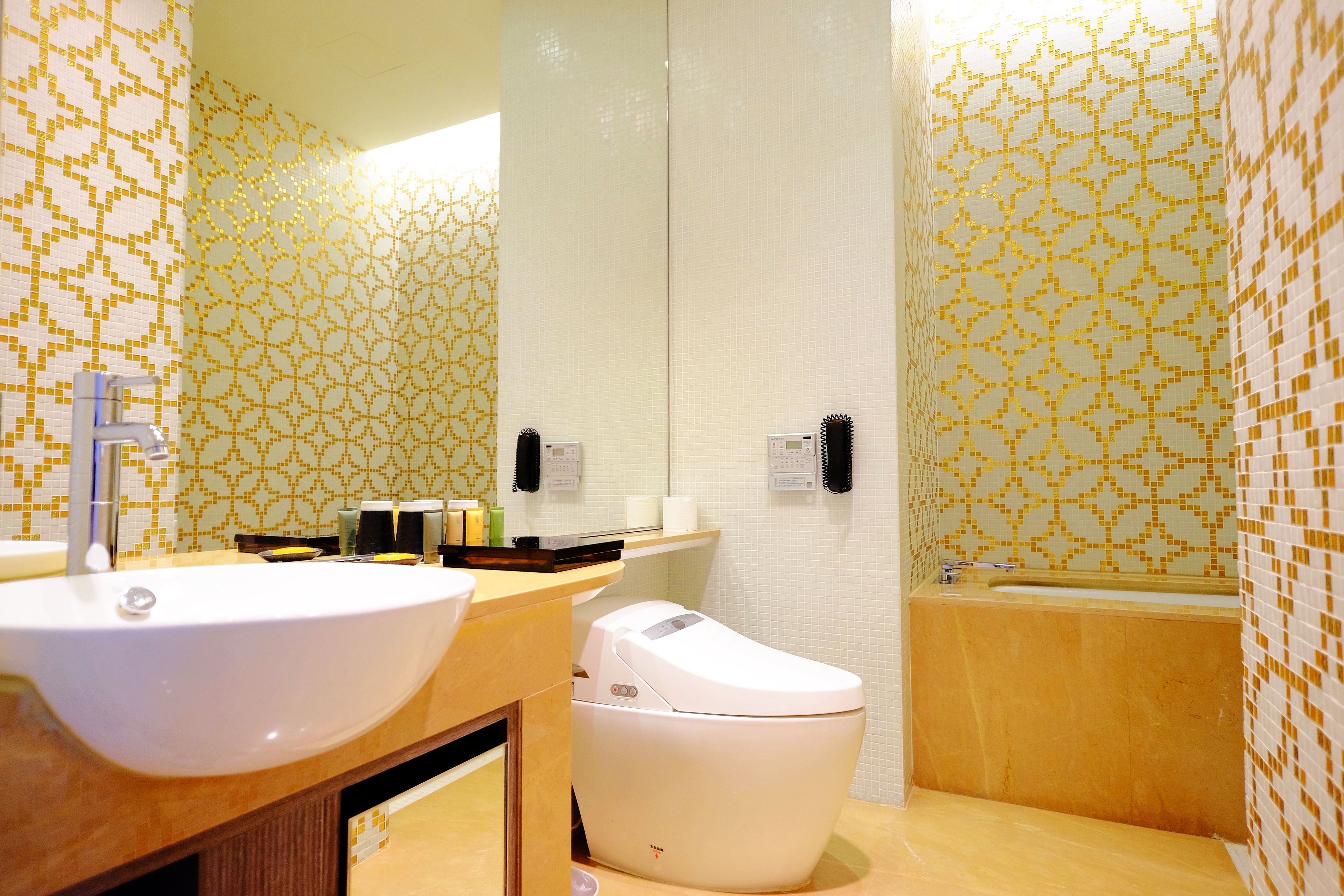 Une salle de bain avec un lavabo, des toilettes et une baignoire.