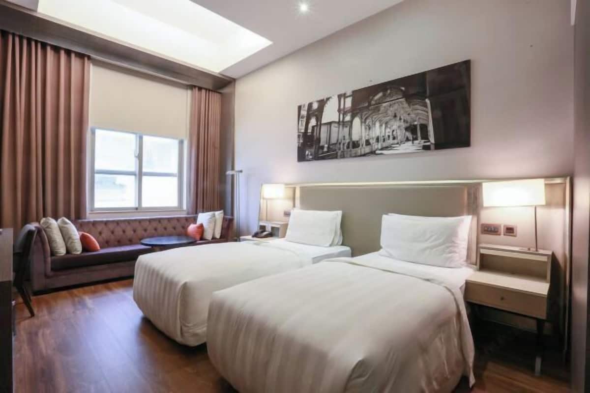 1 sovrum, sängtillbehör av högsta kvalitet och duntäcken