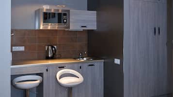 Studio Design, baignoire, vue ville | Coin cuisine privé