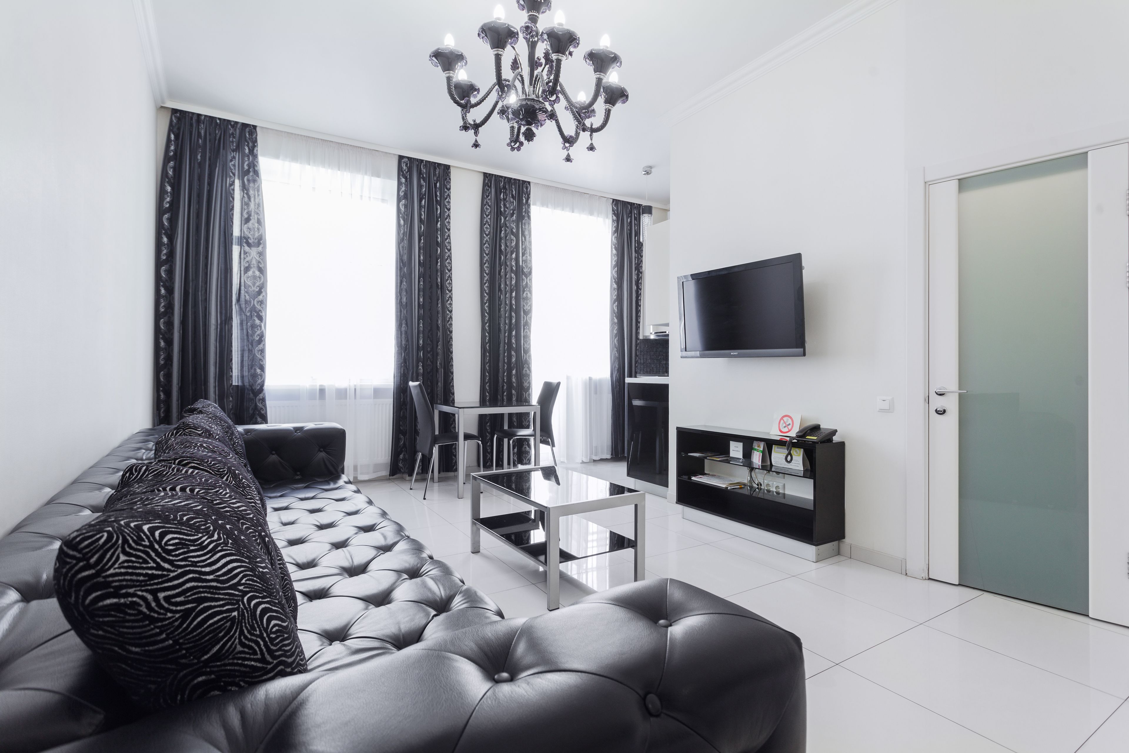 Estudio de diseñador, hidromasaje, vista a la ciudad | Tabla de planchar con plancha, wifi gratis y ropa de cama 