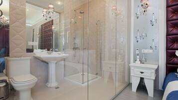 Royal Studio | Bathroom | Shower, hair dryer, slippers, towels