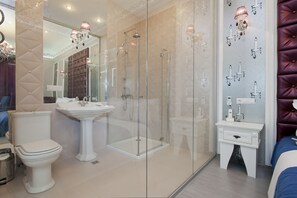 Royal Stüdyo | Banyo | Duş, saç kurutma makinesi, terlik, havlu