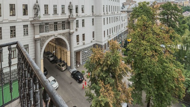 A large, classical building with a central entrance and multiple windows. - Partner Guest House Khreschatyk (Kyiv)