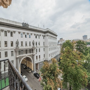 Un edificio grande de estilo clásico con una entrada central y múltiples ventanas.