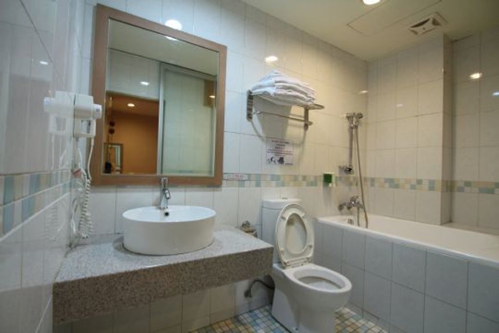 Ducha, artículos de tocador gratuitos, secador de pelo, pantuflas
