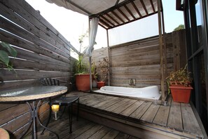 Regadera, amenidades de baño gratuitas, secadora de cabello, pantuflas 
