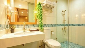 A bathroom with a sink, toilet, and shower. - Tanxiang Resort Hotel Sun Moon Lake (Yuchi)