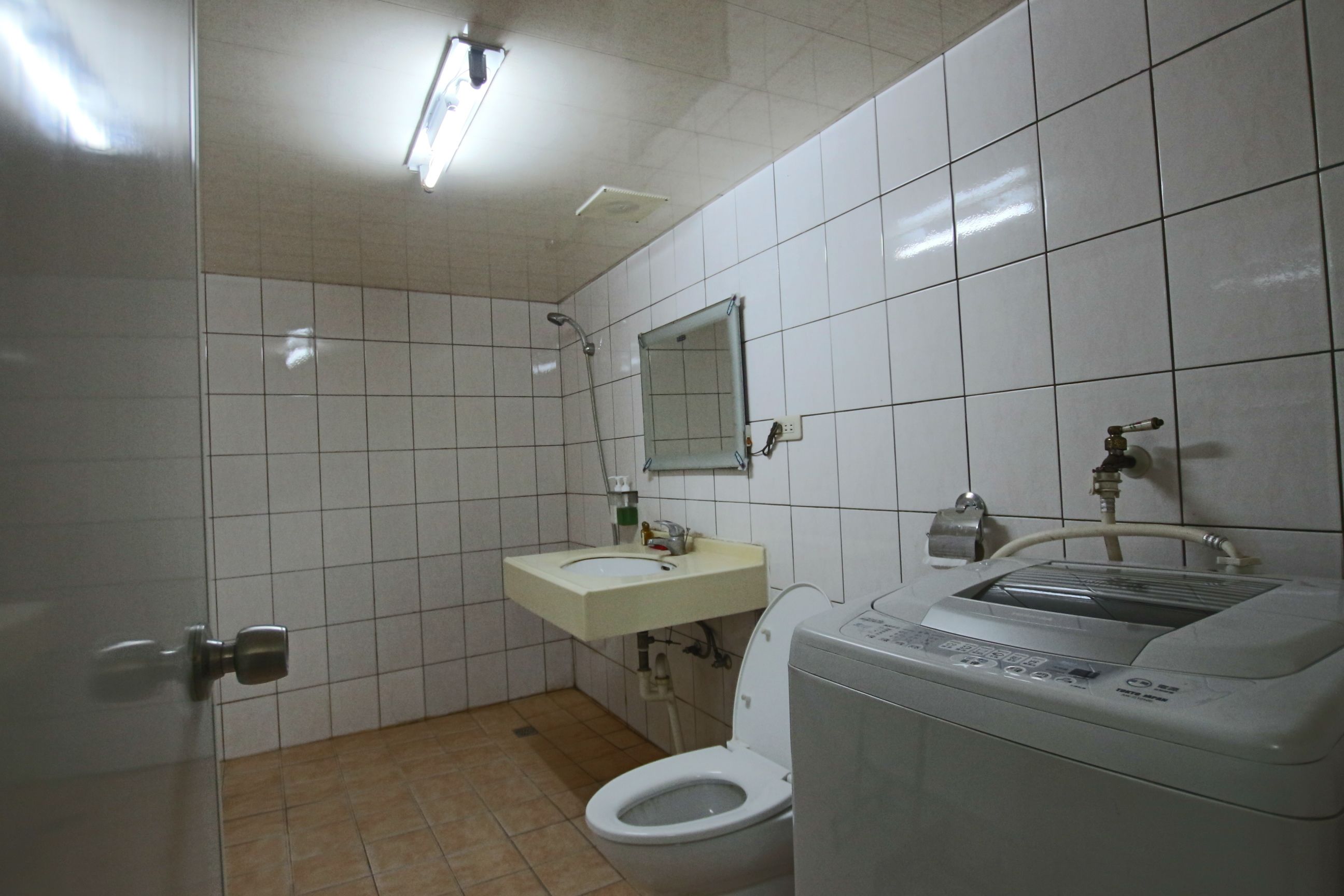 Ducha, artículos de tocador gratuitos, secador de pelo, pantuflas