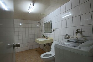 Economy kamer (No Windows) | Badkamer | Een douche, gratis toiletartikelen, een haardroger, pantoffels