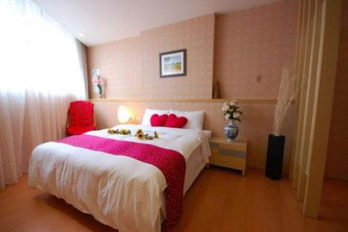 1 bedroom, premium bedding, down duvets, memory-foam beds