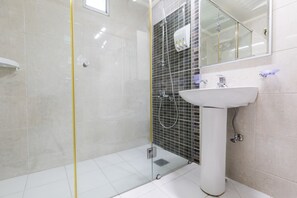 Shower, free toiletries, hair dryer, slippers - Daelim Residence (Seoul)