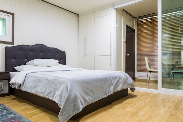 Individually furnished, desk, iron/ironing board, free WiFi