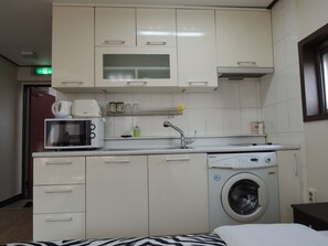 Großer Kühlschrank, Mikrowelle, Herdplatte, Wasserkocher