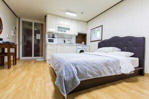 Individuell eingerichtet, Schreibtisch, Bügeleisen/Bügelbrett