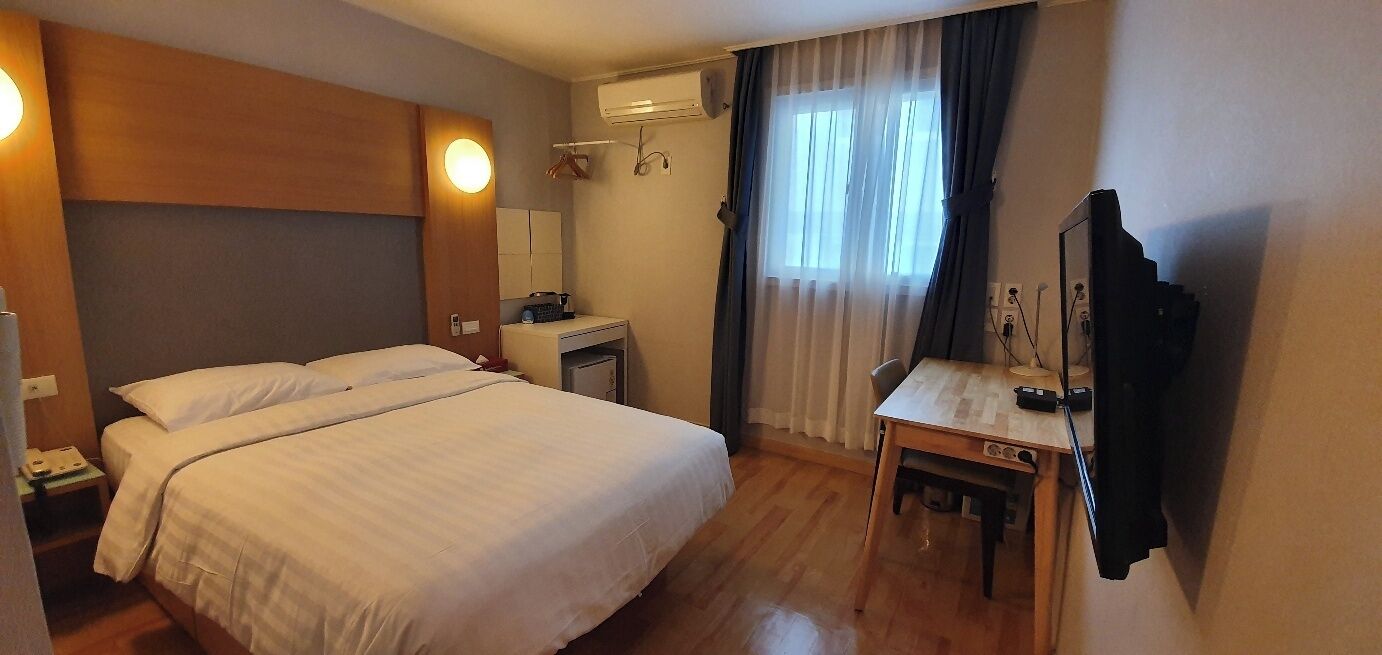 Double Room | Desk, soundproofing, free WiFi, bed sheets