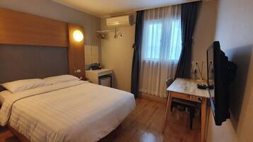 Double Room | Desk, soundproofing, free WiFi, bed sheets