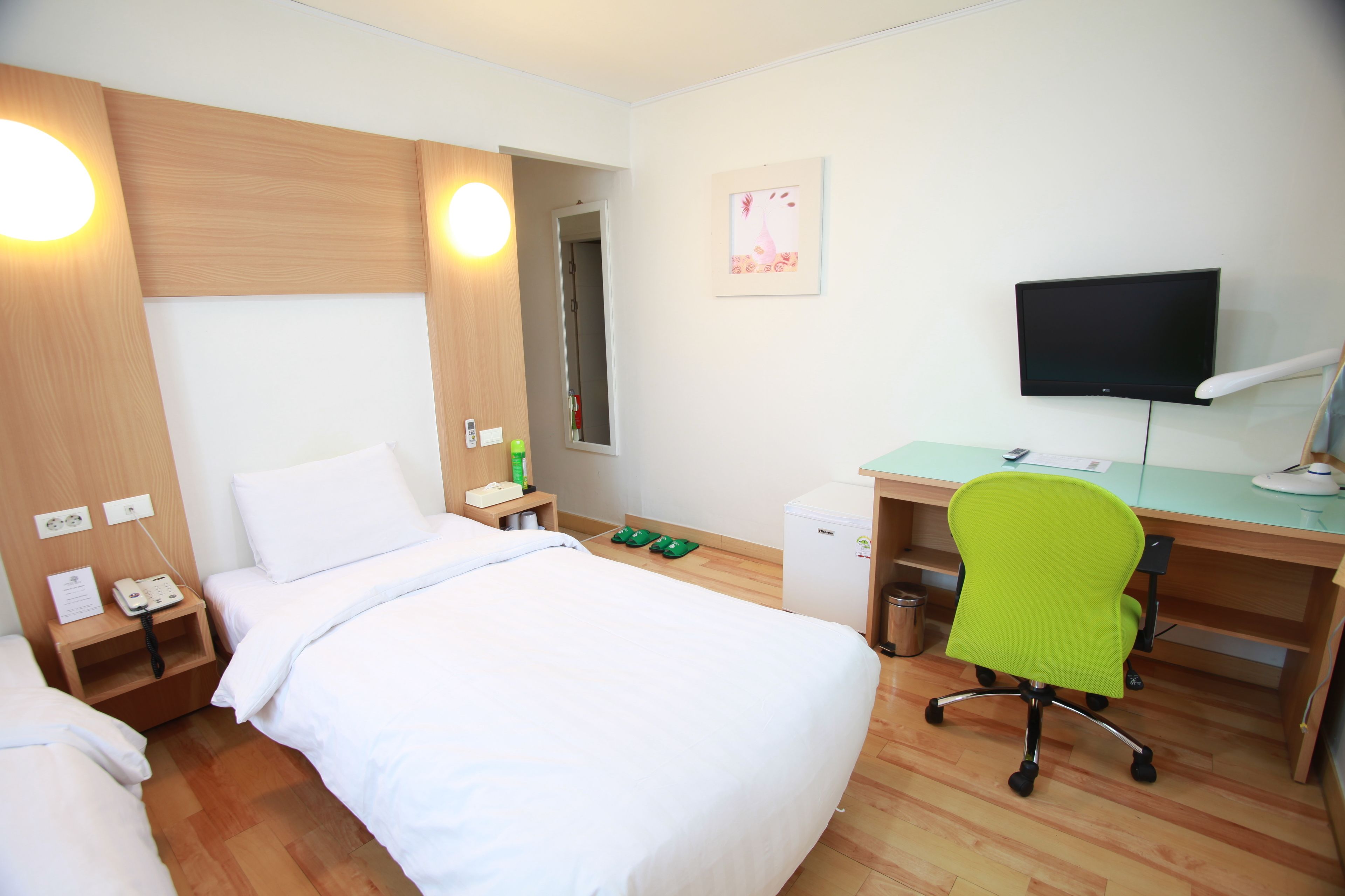 basic twin room | 1 bedroom, soundproofing, free wifi, bed sheets