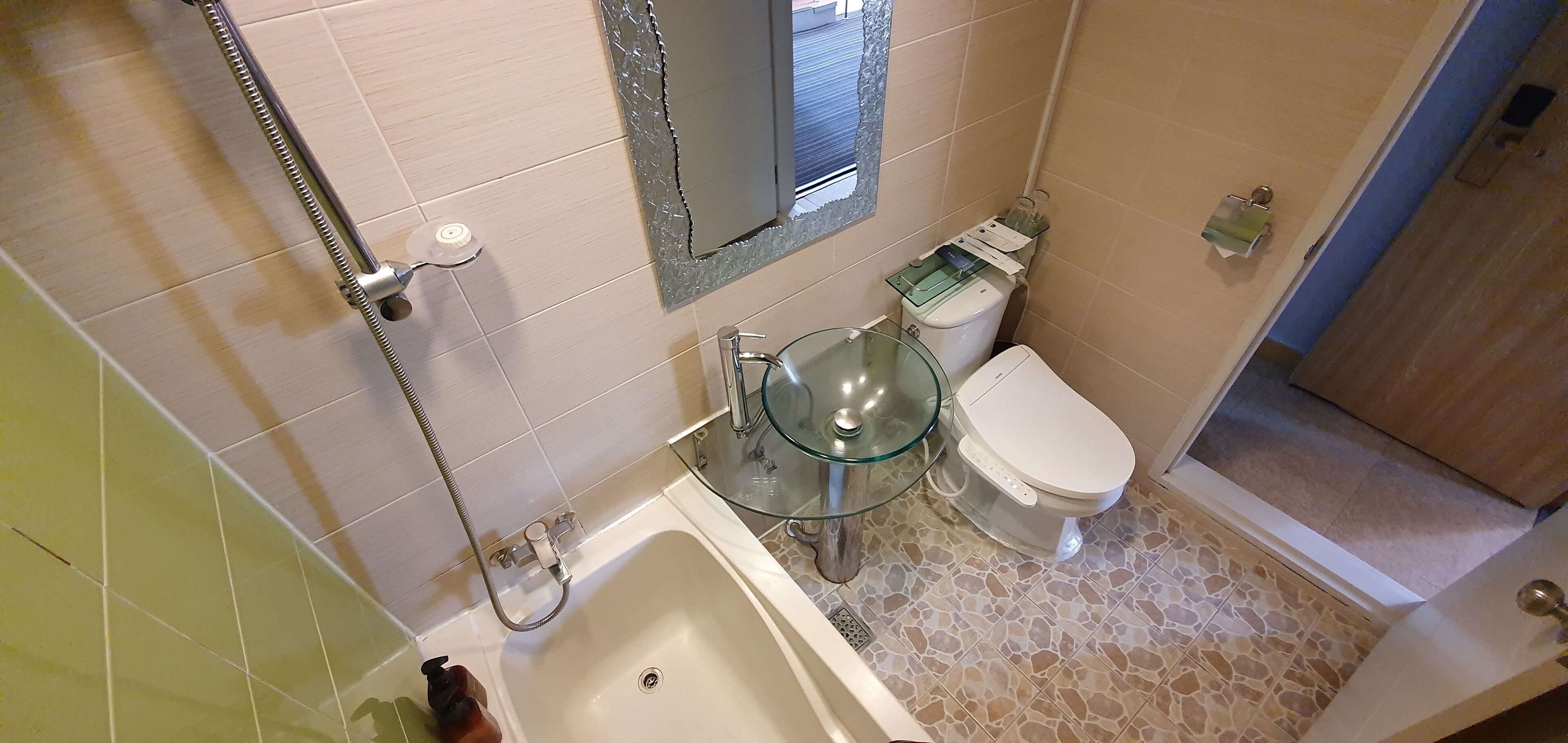 combined shower/bathtub, deep-soaking bathtub, free toiletries