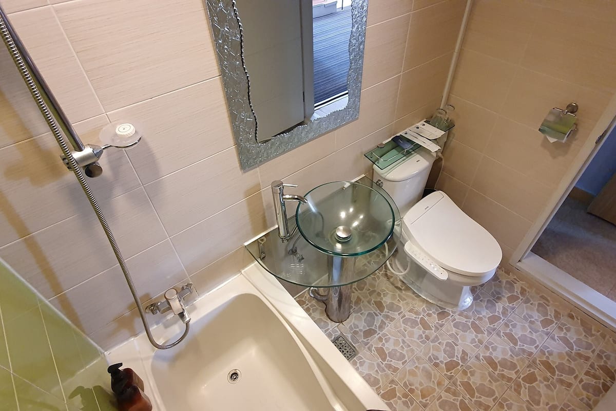 combined shower/bathtub, deep-soaking bathtub, free toiletries
