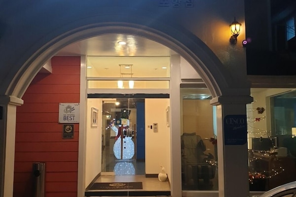 Fassade der Unterkunft – Abend/Nacht