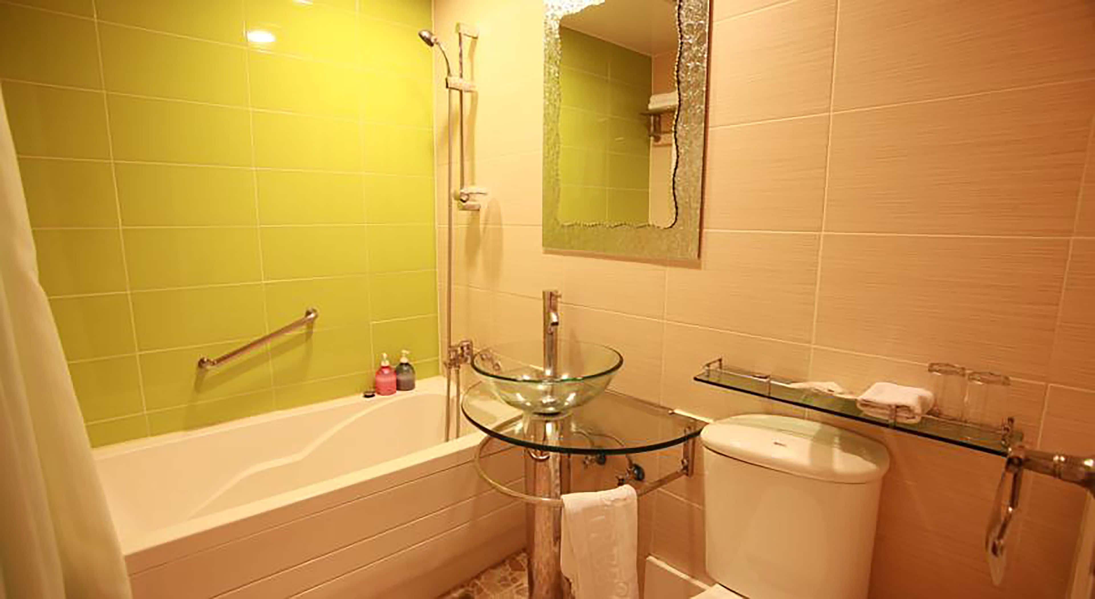 combined shower/bathtub, deep-soaking bathtub, free toiletries