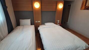 Basic Twin Room, 2 Twin Beds | Desk, soundproofing, free WiFi, bed sheets