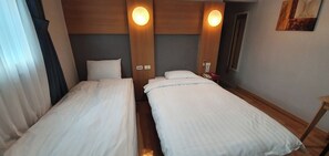 Chambre de base avec lits jumeaux, 2 lits jumeaux | Bureau, système d’insonorisation, accès au Wi-Fi (inclus)