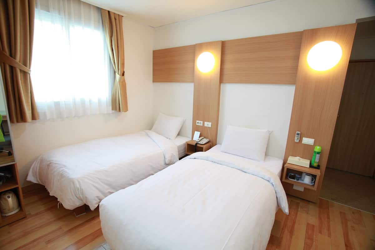 Quarto duplo básico | Quartos à prova de som, Wi-Fi de cortesia, roupa de cama