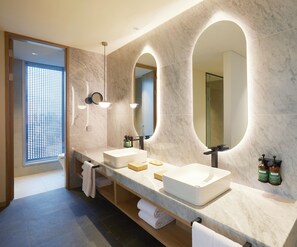 Presidentiële suite, 2 slaapkamers | Badkamer | Milieuvriendelijke toiletartikelen, een haardroger, badjassen