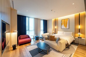 Phòng Suite, 1 giường cỡ king và sofa giường | Chăn bông, minibar với thức uống miễn phí, két bảo mật tại phòng 