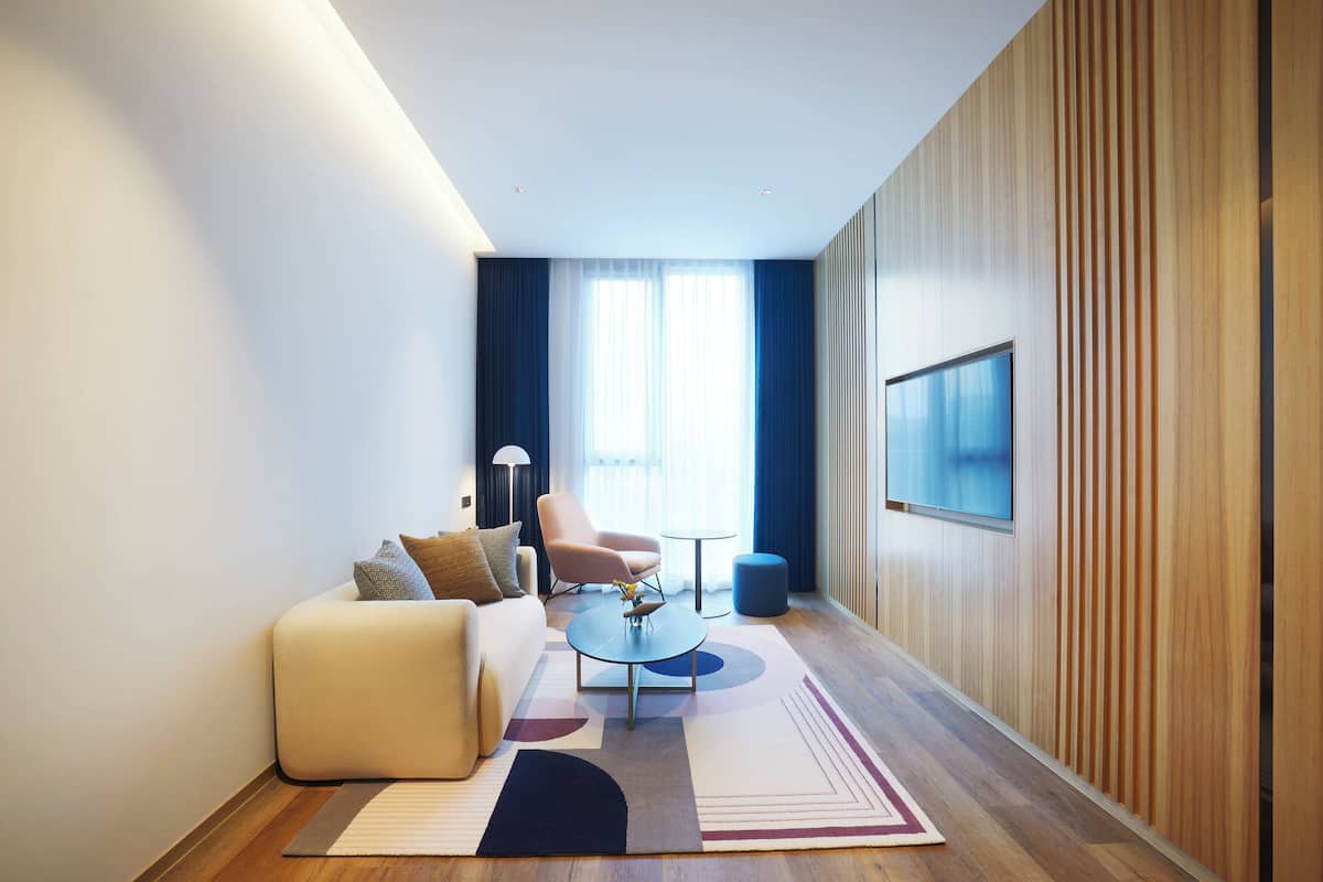 Suite, 1 Schlafzimmer (Bath, Sofa Bed) | 1 Schlafzimmer, kostenlose Minibar, Zimmersafe, Verdunkelungsvorhänge