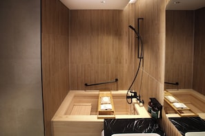 Quarto premium, 1 cama King (Hinoki Bath) | Banheiro | Produtos de toalete biodegradáveis, secador de cabelo, roupões de banho
